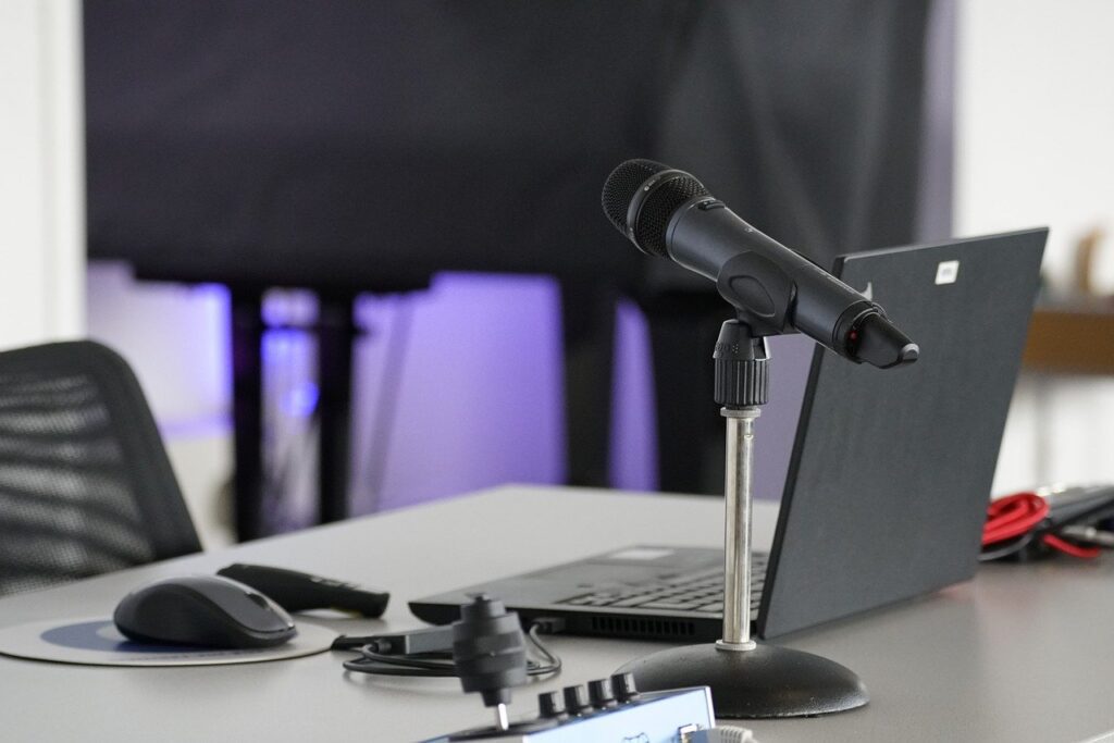 picture of laptop and microphone setup